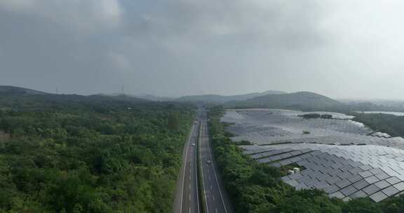 高速公路经过森林和太阳能光伏发电站