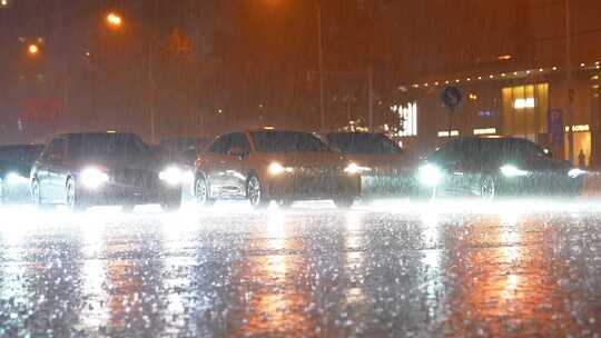 北京夜景雨夜人流车流下班回家