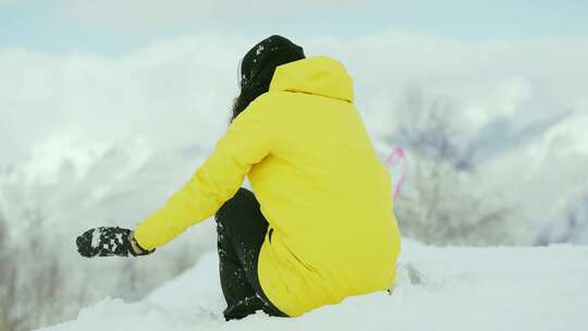 女人在雪地上弯腰