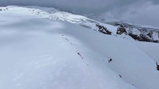 航拍攀登慕士塔格峰雪山冰川的登山队