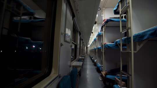 旅游列车上硬卧休息区通道第一视角含声