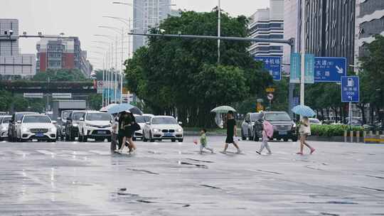 雨天的道路车辆和行人