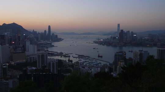 香港夜晚海面上繁忙的船只