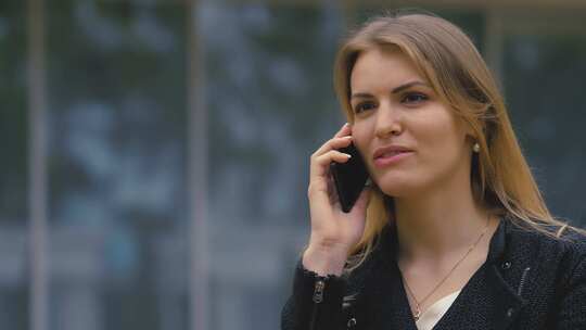 街上年轻漂亮的女人在电话里谈论工作