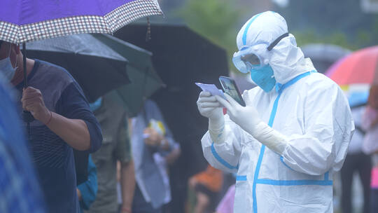 医院宣传片素材 医生雨天在广场核酸采样01