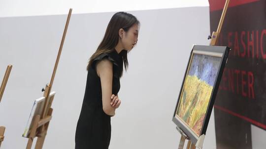 女孩看画展、逛街、看书、商场拿酒杯