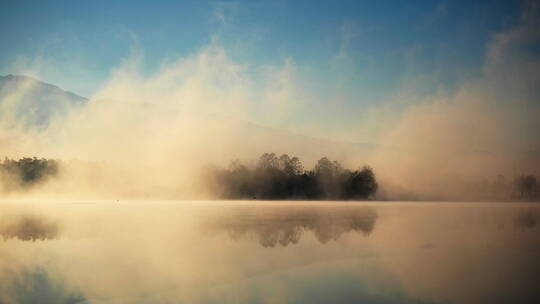 早晨云雾缭绕的湖面