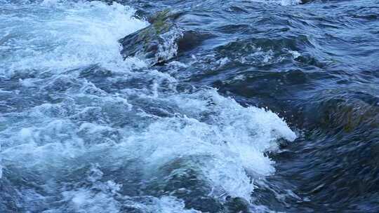 波涛汹涌的溪流水流河流慢镜头