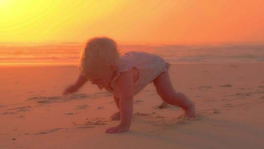 特写婴儿沙滩攀爬玩耍