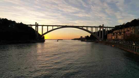 夕阳下的河面和跨河大桥