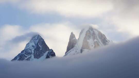 雪山云海壮丽风光
