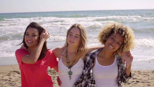 三个快乐活泼的多种族女孩朋友视频素材模板下载