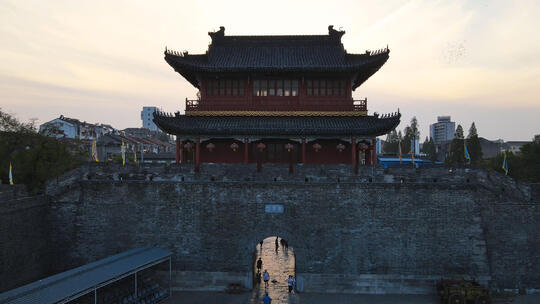 航拍湖北三国历史荆州古城古城门与城墙