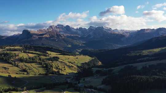 Alpe di Siusi，意大利白云石阿尔卑斯山。无人机的空中景观。