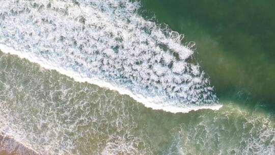 俯拍海水海浪潮水海滩沙滩大海浪潮海边浪花视频素材模板下载