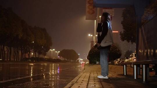 女子雨夜路边打出租车视频素材模板下载