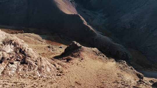 吉尔吉斯斯坦，高山，树木，旅游