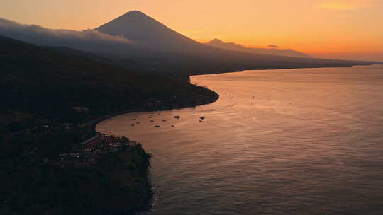 海岸线和火山山在明亮的日落无人机视图在巴