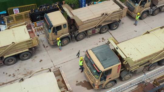 航拍泥头车工地装土道路上行驶