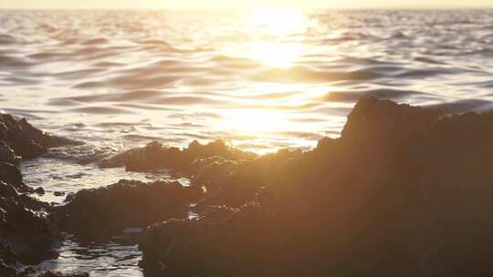 海水在海岸岩层上的慢速飞溅