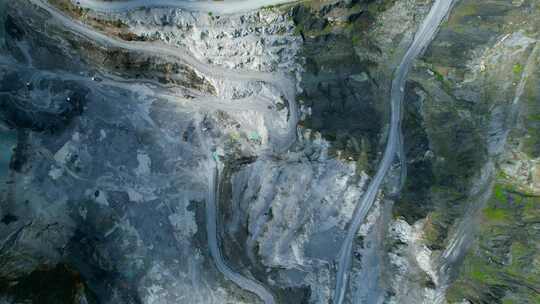 无人机正飞过美丽的采石场。石材工业