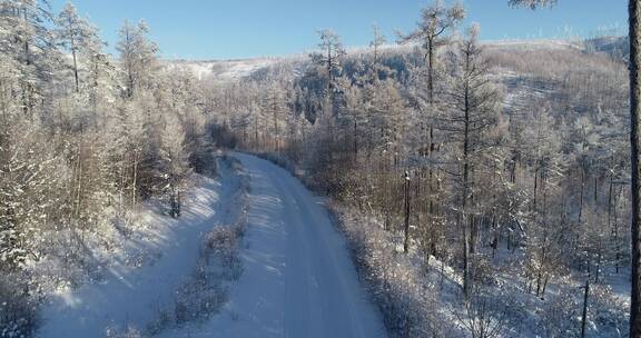 岭上雾凇冰雪山路