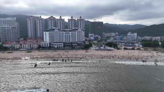 海边沙滩游玩人群南澳岛青澳湾航拍