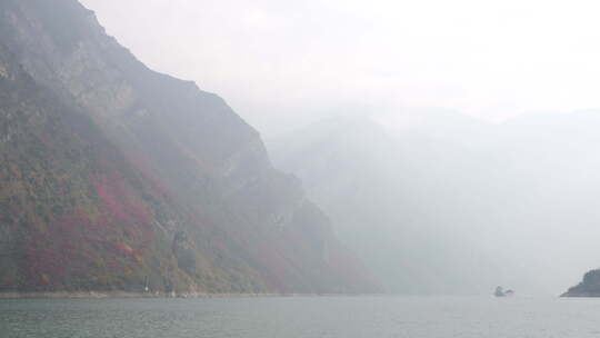 长江三峡巫峡红叶