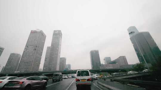 下雨天的北京商务中心