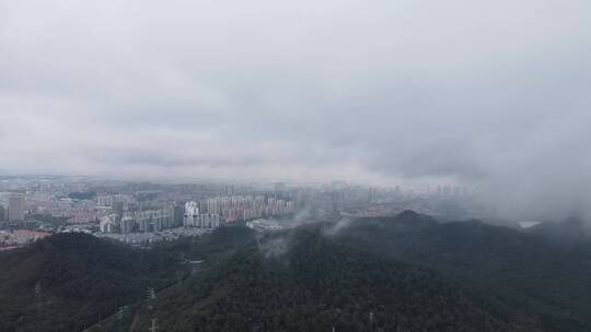 雨后雨雾中的山地