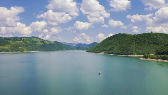 塞尔维亚美丽的人造山湖兹拉塔尔的鸟瞰图