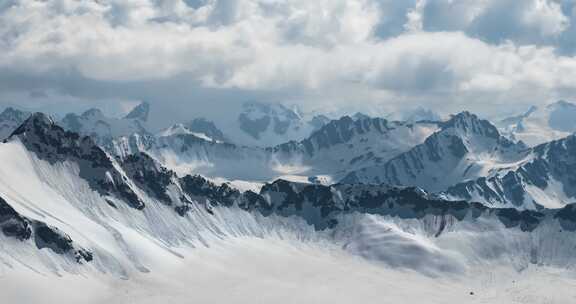 空中飞行穿越美丽的白雪覆盖的山峰和冰川