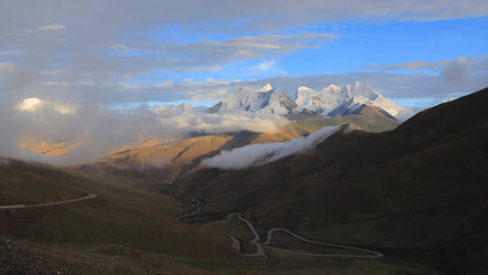 西藏洛扎县库拉岗日雪山航拍自然风光延时