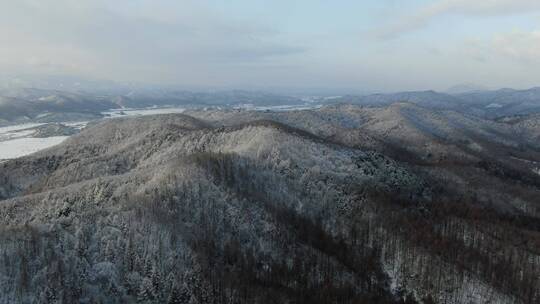 冬天冰雪覆盖的东北长白山