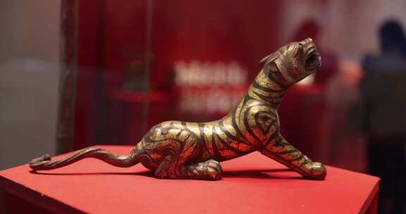 西汉错金铜虎，南京博物院藏