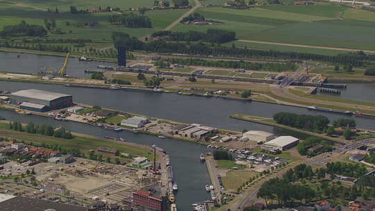 荷兰带吊桥的船闸