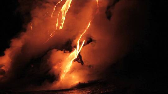 壮观的夜间熔岩从火山流入海洋