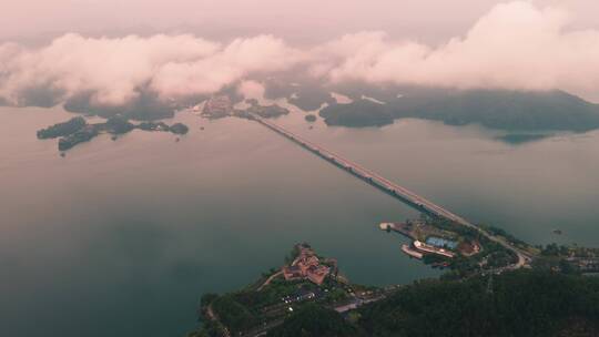 大气磅礴杭州千岛湖大桥航拍大范围云海延时
