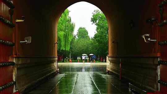 北京夏季下雨中雨水冲刷的故宫皇城角楼红墙