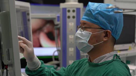 手术室医生操作医疗器材设备5 4K 30fps视频素材模板下载