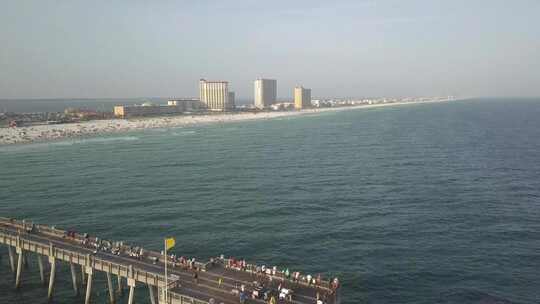 美国佛罗里达州彭萨科拉海滩海湾码头码头上的人全景。天线