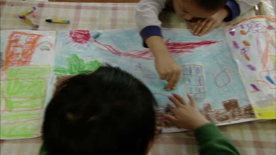 幼儿园小朋友画画视频素材模板下载