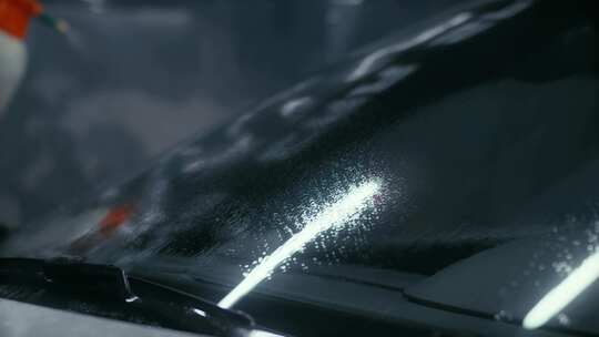 开雨刷器喷水清洗车窗