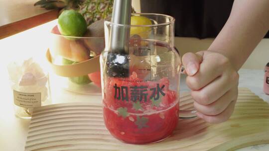 玻璃杯放入水果西瓜块榨汁视频素材模板下载