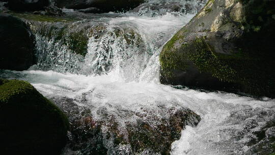 慢镜头下的山泉水