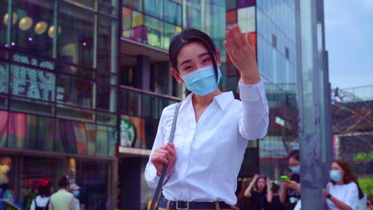年轻女孩戴着口罩逛街视频素材模板下载