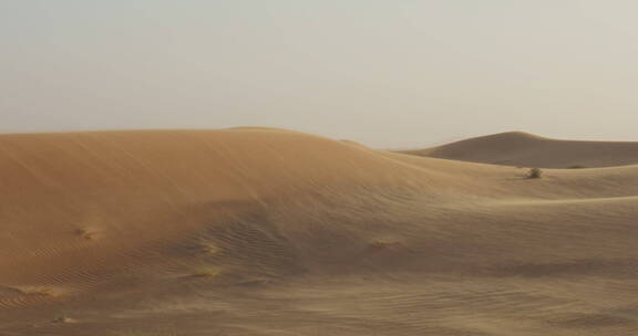 风吹过沙漠中的沙丘