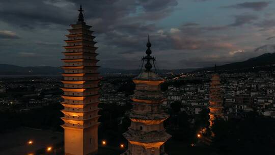 夜晚的大理三塔