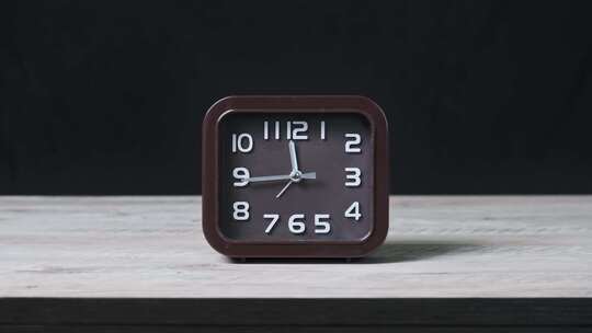 木桌上的时钟视频素材模板下载
