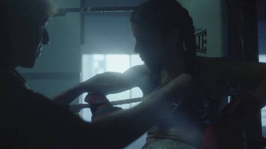 教练给女子拳击手解开手套视频素材模板下载
